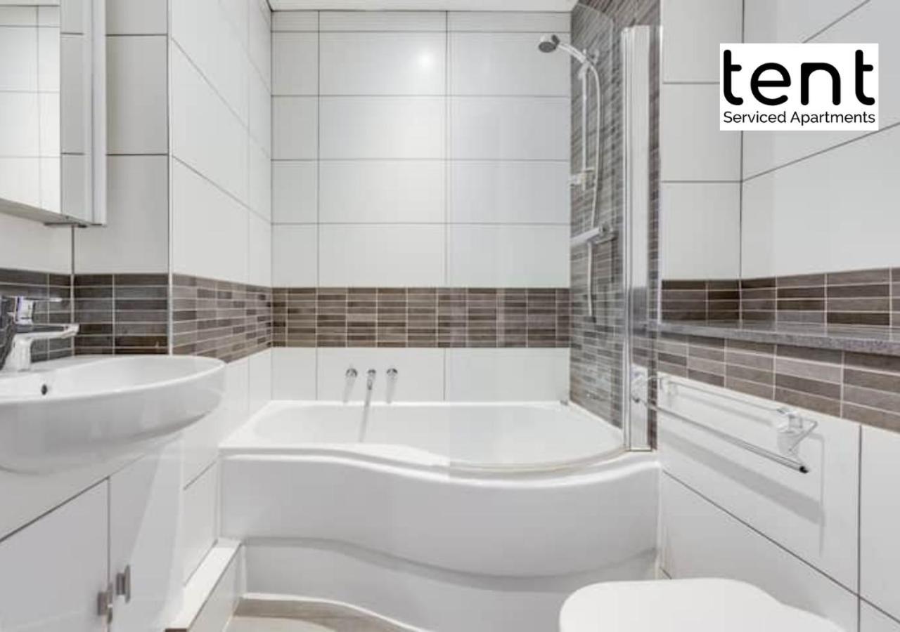 אגהאם Stylish 1 Bed Apt , Central , Pkg, Perfect For Long Stays מראה חיצוני תמונה