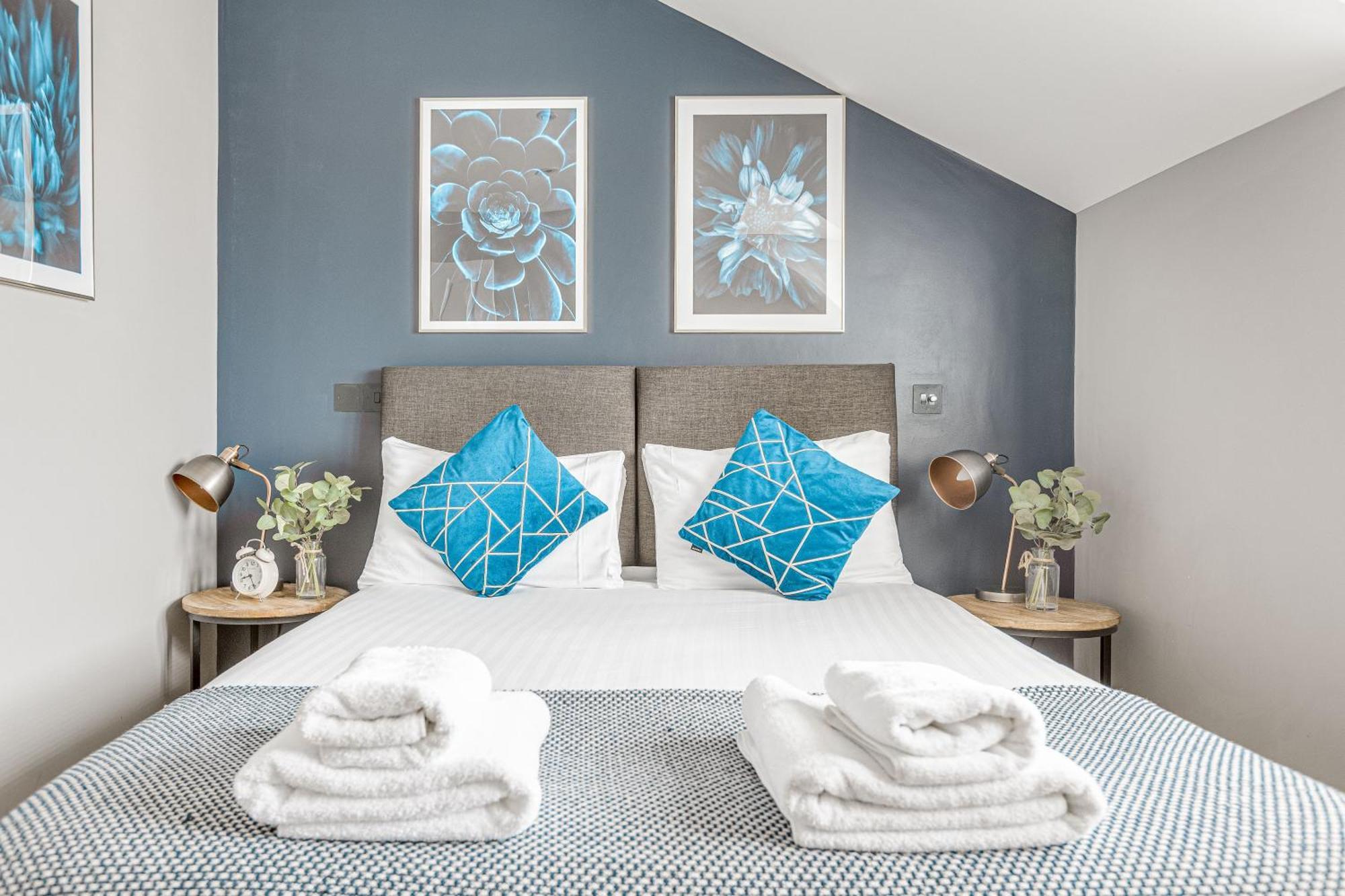 אגהאם Stylish 1 Bed Apt , Central , Pkg, Perfect For Long Stays מראה חיצוני תמונה
